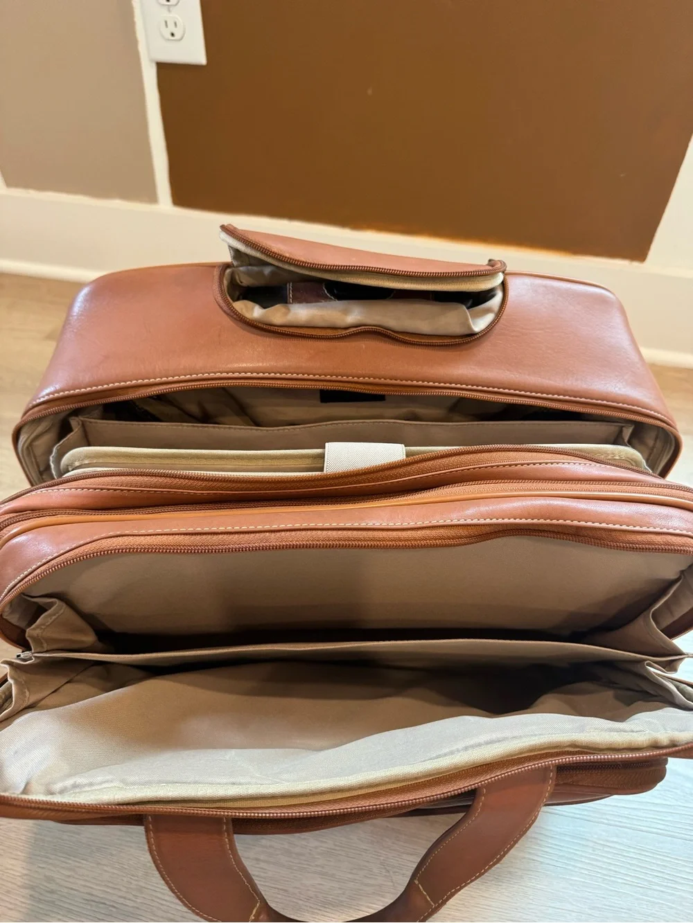 Hartmann Luggage Expandable Belting Leather Rolling Briefcase Carry On Dr. bag